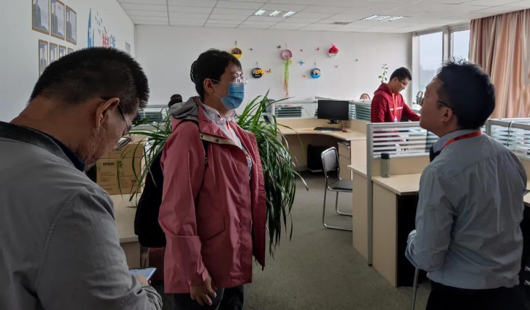 自治区网信办与鄂尔多斯市网信办向导莅临鄂尔多斯市AG真人国际科技公司调研_AG真人国际