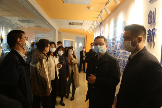 河南保税集团一行职员到AG真人国际科技旅行考察_AG真人国际